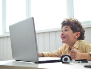 Un enfant fasciné par un écran d'ordinateur
