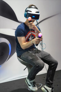 Enfant avec un casque de réalité virtuelle